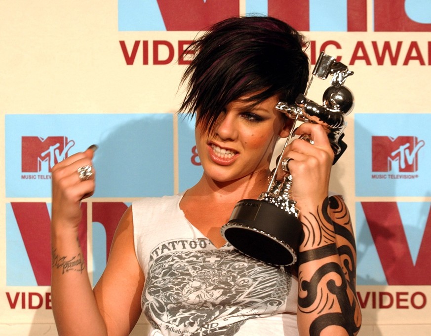 Pink poses for photographers with her award for Best Female Video for Get The Party Started during the MTV Video Music Awards at New York&#039;s Radio City Music Hall Thursday, August 29, 2002. (KEYST ...