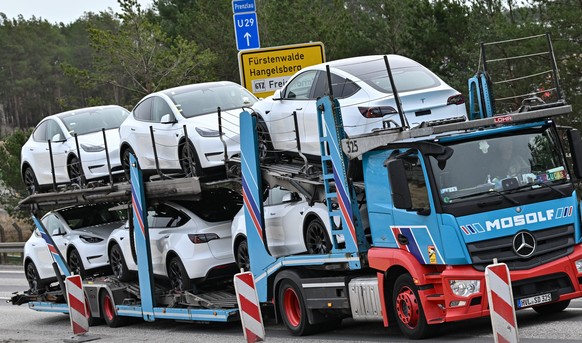 02.01.2023, Brandenburg, Gr�nheide: Neue Elektrofahrzeuge vom Typ Model Y werden mit einem Lkw vom Werk der Tesla Gigafactory Berlin-Brandenburg vom US-Elektroautobauer Tesla abgeholt. Tesla besch�fti ...