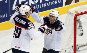 Tim Stapleton (rechts) bejubelt zusammen mit Nati-Teamkollege Justin Abdelkader einen Treffer gegen Deutschland.