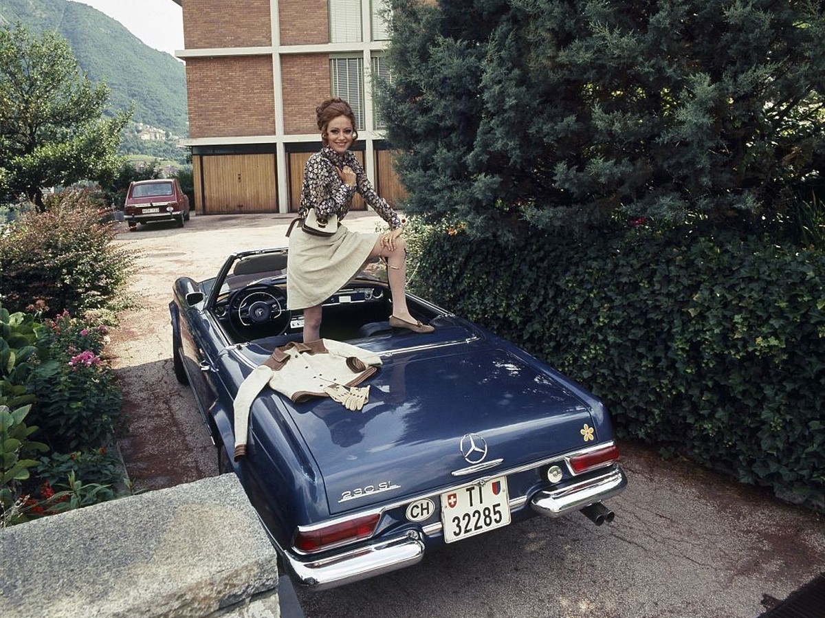(GERMANY OUT) Valente, Caterina *14.01.1931-Saengerin, Schauspielerin, D- Ganzkoerperaufnahme, steht in einem blauen Mercedes Cabriolet, Lugano (Schweiz)- 1969 (Photo by Horst Prange/ullstein bild via ...
