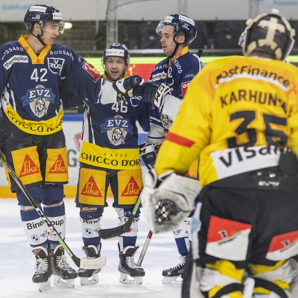 Die Zuger mit Tobias Geisser, Lino Martschini und Nick Shore, von links, feiern ein Tor beim Eishockey Meisterschaftsspiel in der Qualifikation der National League zwischen dem EV Zug und dem SC Bern  ...
