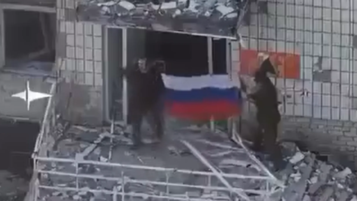 Russische Soldaten wehen die russische Fahne in Konstjantyniwka: Kurz darauf schlägt eine ukrainische Drohen ein.
