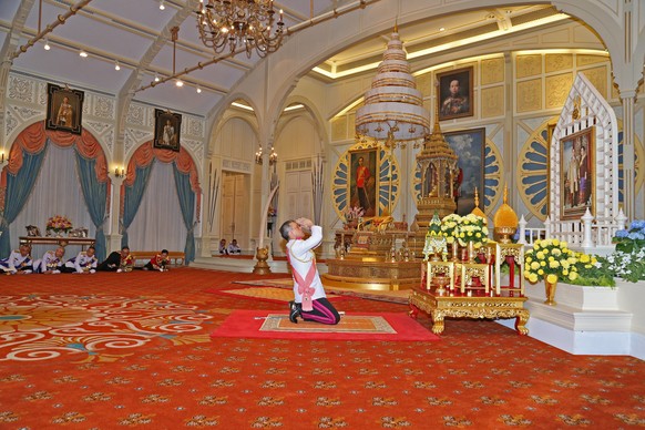 Thailand&#039;s new King Maha Vajiralongkorn Bodindradebayavarangkun pays respect to a picture of Thailand&#039;s late King Bhumibol Addlyadej and Queen Sirikit, as he accepts an invitation from parli ...