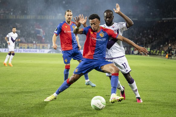Basel&#039;s Dan Ndoye, left, against Fiorentina&#039;s Jonatha Ikone, right, during the UEFA Conference League semifinal second leg match between Switzerland&#039;s FC Basel 1893 and Italy&#039;s ACF ...