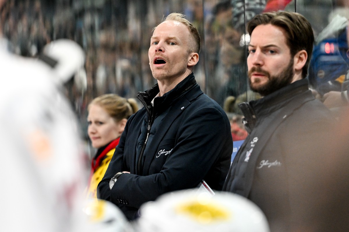 Head coach Johan Lundskog (SCRJ) watches the play form the bench, during the play-in game of National League A (NLA) Swiss Championship 2024/25 between HC Ambri Piotta and SC Rapperswil-Jona Lakers at ...