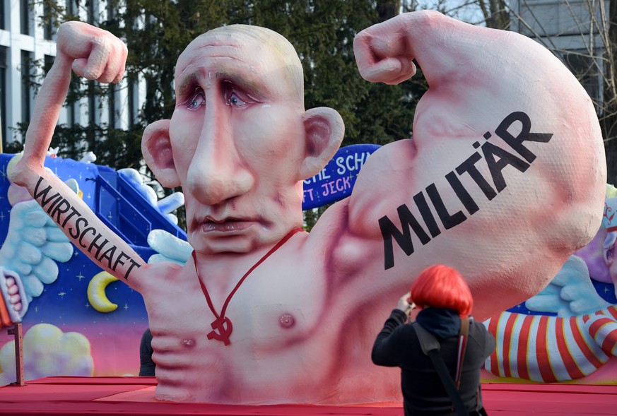 epaselect epa04622456 A figure depicting Russian President Vladimir Putin on a carnival float as part of the &#039;Rosenmontag&#039; carnival parade in Duesseldorf, Germany, 16 February 2015. His musc ...