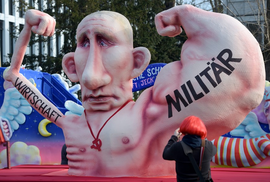 epaselect epa04622456 A figure depicting Russian President Vladimir Putin on a carnival float as part of the 'Rosenmontag' carnival parade in Duesseldorf, Germany, 16 February 2015. His musc ...