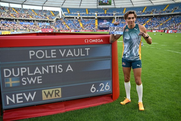 epa11564517 Armand Duplantis of Sweden celebrates after clearing the bar at 6.26m to set a new world record in the men&#039;s pole vault competition during the Diamond League atletics meeting - Kamila ...