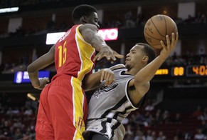 Capela (l.) gibt gegen die Spurs vollen Einsatz.