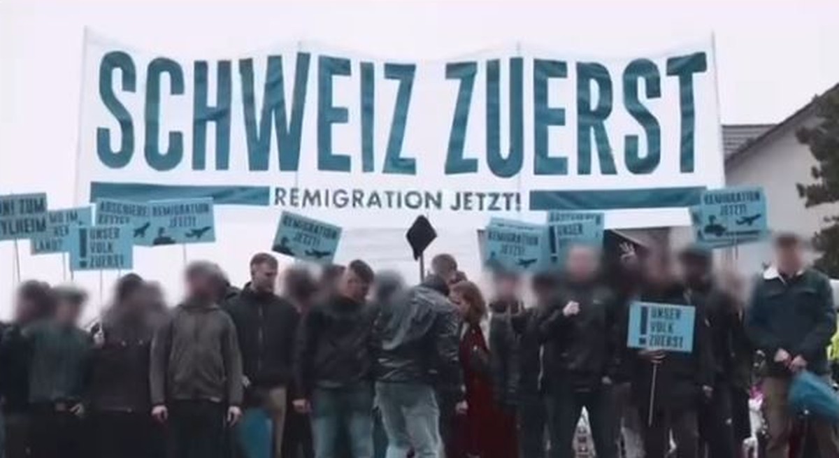 Junge Tat skandiert in Schwyz für Remigration