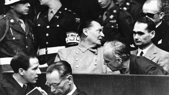 Rudolf Hess (rechts) beim&nbsp;Nürnberger Prozess 1945.