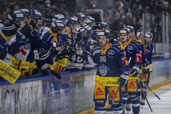 Die Zuger mit Marco Mueller feiern das Tor zum 8:0 beim Eishockey Qualifikationsspiel der National League zwischen dem EV Zug und dem HC Ajoie am Freitag, 28. Januar 2022 in Zug. (KEYSTONE/Urs Flueele ...