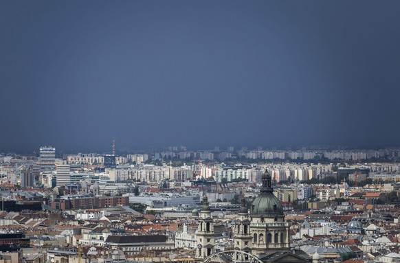 epaselect epa06110661 Storm clouds gather above Budapest as it is seen from the Gellert Hill in Budapest, Hungary, 26 July 2017. EPA/BALAZS MOHAI HUNGARY OUT