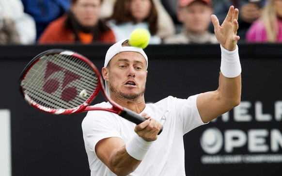 epa04790989 Australian Lleyton Hewitt in action against French Nicolas Mahut during their first round match of the Topshelf Open tennis tournament in Rosmalen, Netherlands, 09 June 2015. EPA/KOEN SUYK