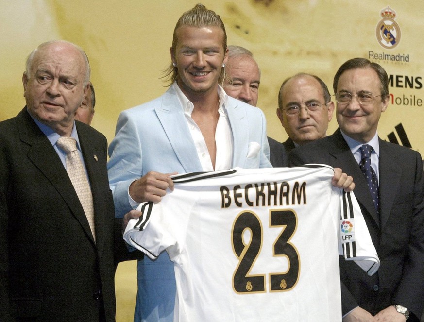 PRESENTACION ESP30702005. DAVID BECKHAM FUE PRESENTADO COMO NUEVO JUGADOR DEL REAL MADRID CON UNA AFLUENCIA DE MEDIOS DE COMUNICACION DE TODO EL MUNDO, LA PUESTA EN ESCENA PARECIA MAS LA DE UN CANTANT ...