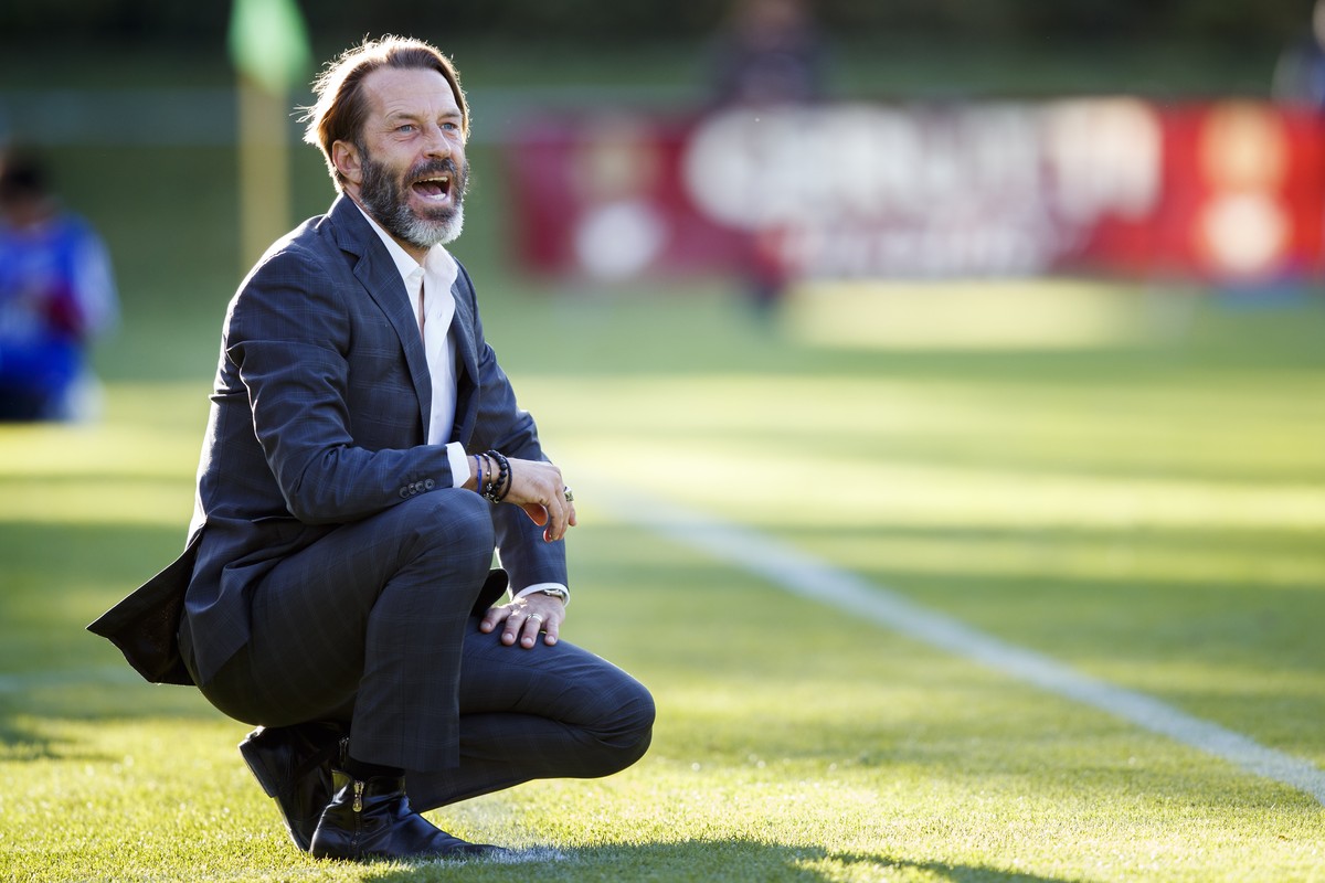 L'entraineur du FC Sion Paolo Tramezzani reagit lors de la rencontre de 16eme de finale de la Coupe Suisse de football entre le FC Stade Lausanne Ouchy et le FC Sion au Stade Juan-Antonio-Samaran ...
