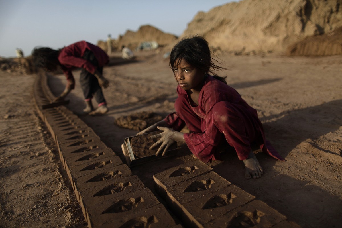 Pakistan: Kinder stellen Ziegel her.
