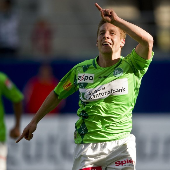 Der St. Galler Marco Haemmerli jubelt nach seinem 0:1 am Super League Fussballspiel FC St. Gallen gegen den Neuchatel Xamax am Sonntag, 10. April 2011 in der AFG Arena in St. Gallen. (KEYSTONE/Ennio L ...