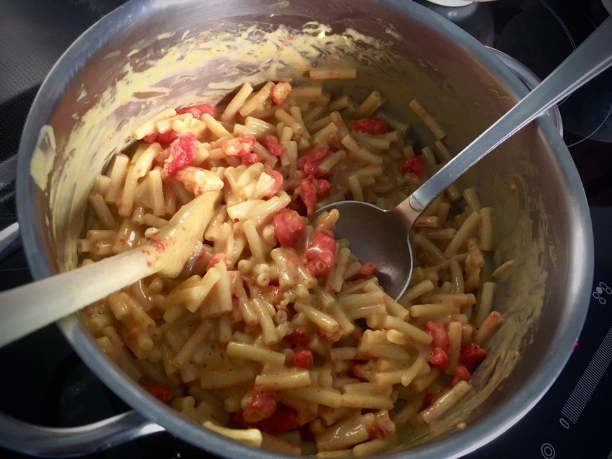 mac&#039;n&#039;cheetos macaroni cheese with flamin&#039; hot cheetos käse pasta nudeln usa amerika essen food snacks trash junk food hipster