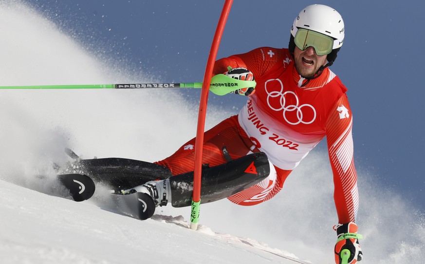 epa09742887 Justin Murisier of Switzerland clears a gate during the Slalom portion of the Men&#039;s Alpine Combined competion of the Beijing 2022 Olympic Games at the Yanqing National Alpine Ski Cent ...