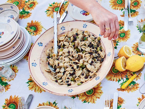 orecchiette con melanzane e ceci neri aubergine schwarze kichererbsen süditalien pasta vegetarisch kochen food essen italien jamie oliver gennaro contaldo https://pbs.twimg.com/media/DlMorEjX4AAXBV8?f ...