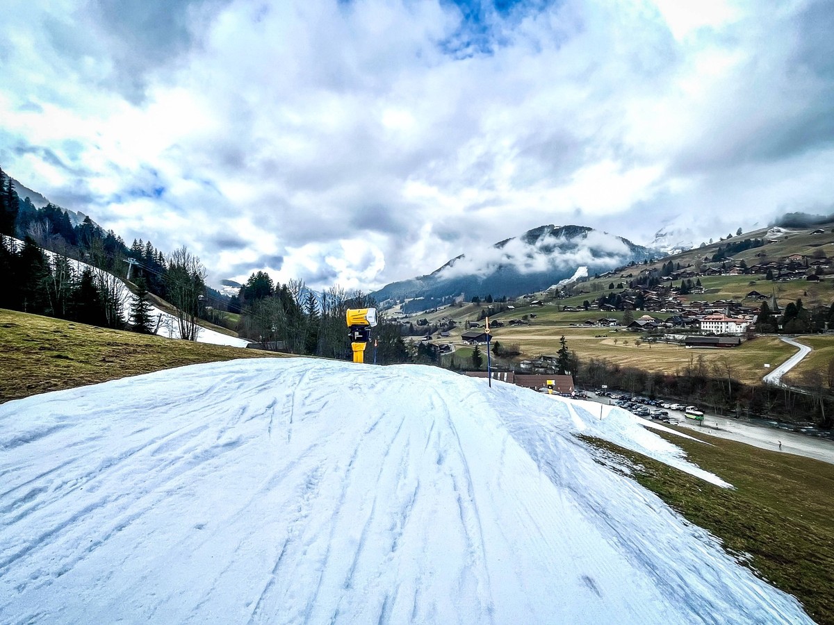 Gstaad, Kanton Bern, Schweiz - Schneemangel, Wintersport, kein Schnee, warme Temperaturen, milder Winter, Schneekanonen, Klima, Nobelort, Schneesicher, Skifahren, Klimakrise, Erw