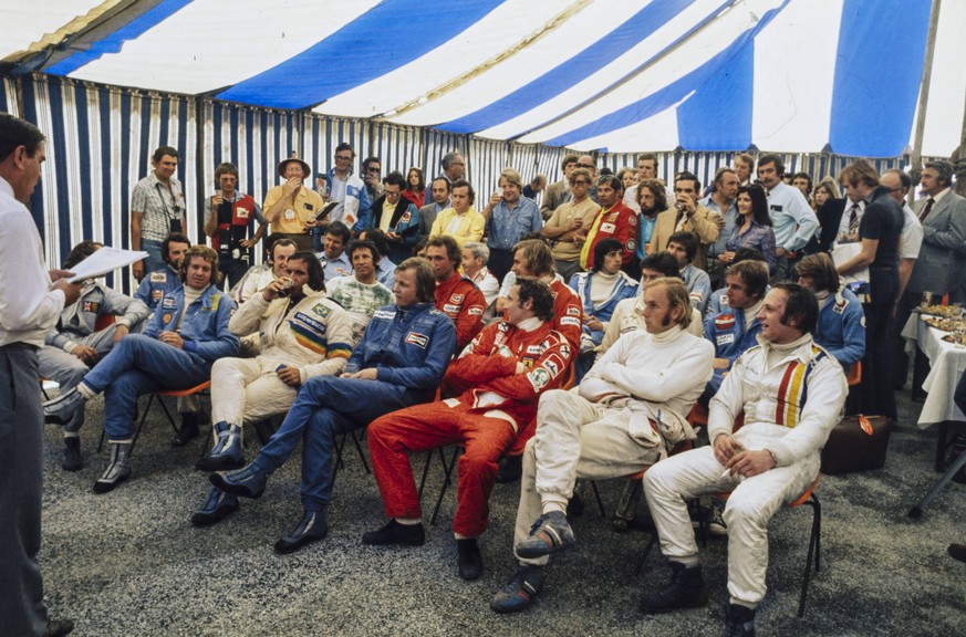 IMAGO / Motorsport Images

1976 South African GP KYALAMI, SOUTH AFRICA - MARCH 06: Drivers briefing. Front Row (L to R): Ian Scheckter, Emerson Fittipaldi, Ronnie Peterson, Niki Lauda, Hans-Joachim St ...