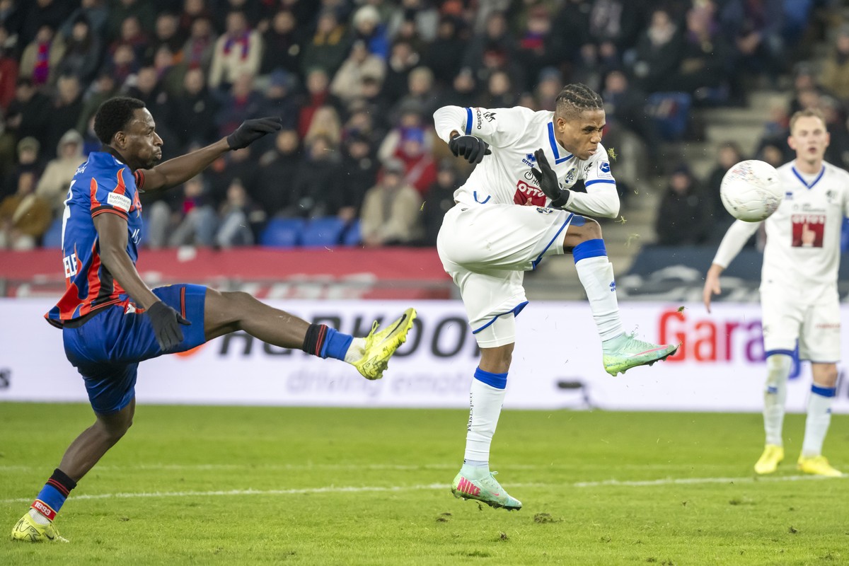 Philip Otele (FCB), links, gegen Thibault Klidje (FCL), rechts, im Fussball Meisterschaftsspiel der Regular Season der Swiss Super League zwischen dem FC Basel 1893 und dem FC Luzern im Stadion St. Ja ...