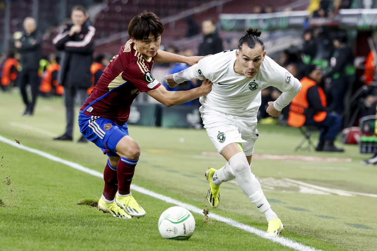 Servette's defender Keigo Tsunemoto, left, fights for the ball with Ludogorets' forward Rick, right, during the UEFA Conference League Play Off 1st leg soccer match between Switzerland' ...