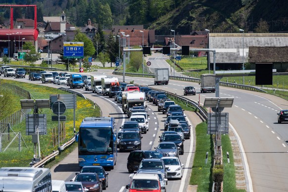 Der Pfingst-Rueckreiseverkehr Richtung Norden staut sich auf der Autobahn A2 vor dem Suedportal des Gotthard-Tunnels bis auf sechs Kilometer mit einer Wartezeit von etwa anderthalb Stunden, hier auf d ...