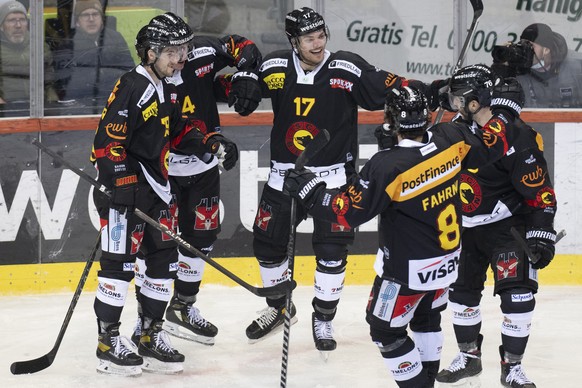 Berns Thierry Bader, Colin Gerber, Thomas Thiry, Joshua Fahrni, Philip Varone von links, jubeln beim 3:0 im Qualifikationsspiel der National League zwischen dem SC Bern und den SCL Tigers, am Freitag  ...