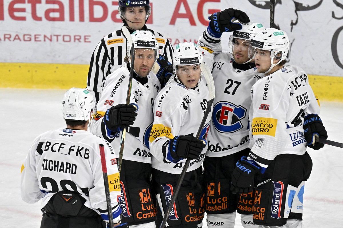 Jubel bei den Fribourgern Anthony Richard, Michael Kapla, Torschuetze Jan Dorthe, Yannick Rathgeb und Jonas Taibel,v.l. nach ihrem Treffer zur 1:0 Fuehrung, im Eishockey Spiel der National League zwis ...