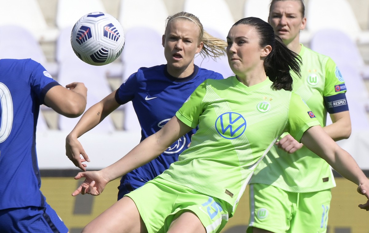 epa09108450 Samantha Kerr of Chelsea (L) and Ingrid Syrstad Engen of Wolfsburg (R) in action during the UEFA Women's Champions League quarterfinal second leg soccer match Vfl Wolfsburg vs Chelsea ...
