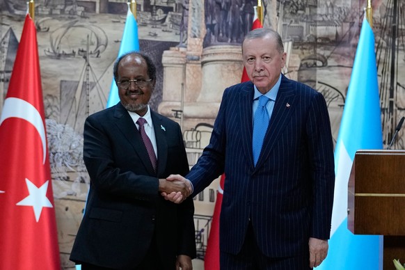 Somalia's President Hassan Sheikh Mohamud, left, shakes hands with Turkey's President Recep Tayyip Erdogan following a news conference in Istanbul, Turkey, Tuesday, Dec. 30, 2025. (AP Photo/ ...