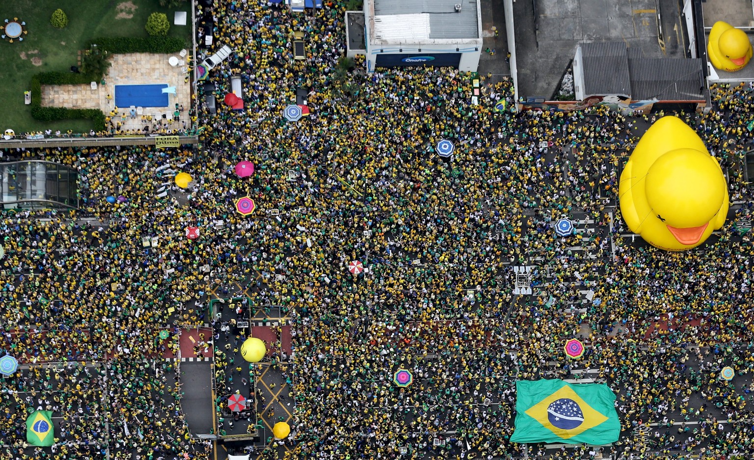 Anti-Rousseff-Kundgebung in Sao Paulo mit Plastikente.