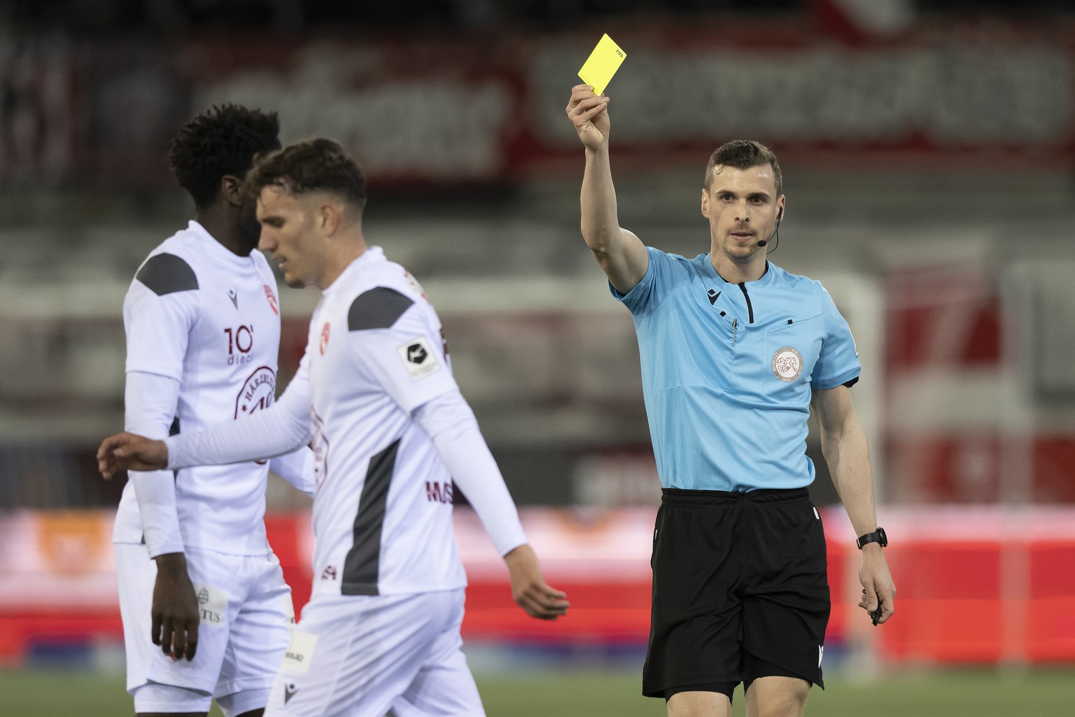 Schiedsrichter Nico Gianforte, rechts, zeigt Thuns Valmir Matoshi, Mitte, die gelbe Karte im Fussball Meisterschaftsspiel der Challenge League zwischen dem FC Thun und dem FC Aarau, in der Stockhorn A ...