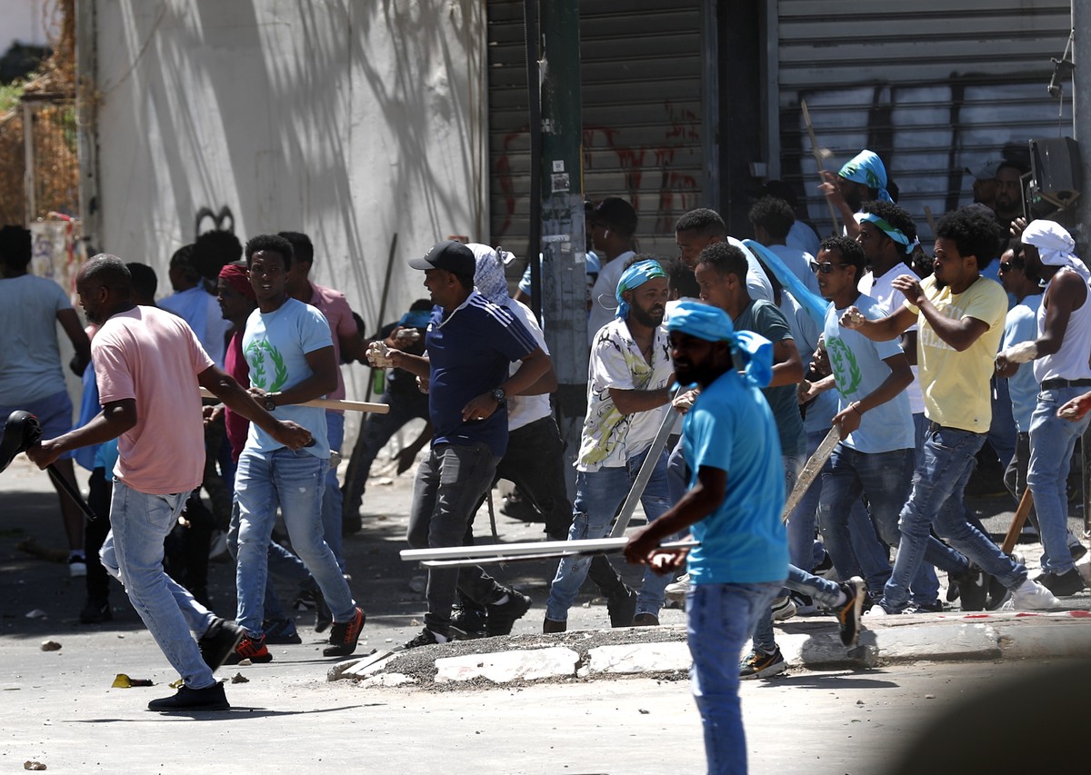 epa10835529 Opponents of the Eritrean regime move in a street during a protest against a pro-regime conference followed by clashes with Israeli police, in Tel Aviv, Israel, 02 September 2023. The prot ...