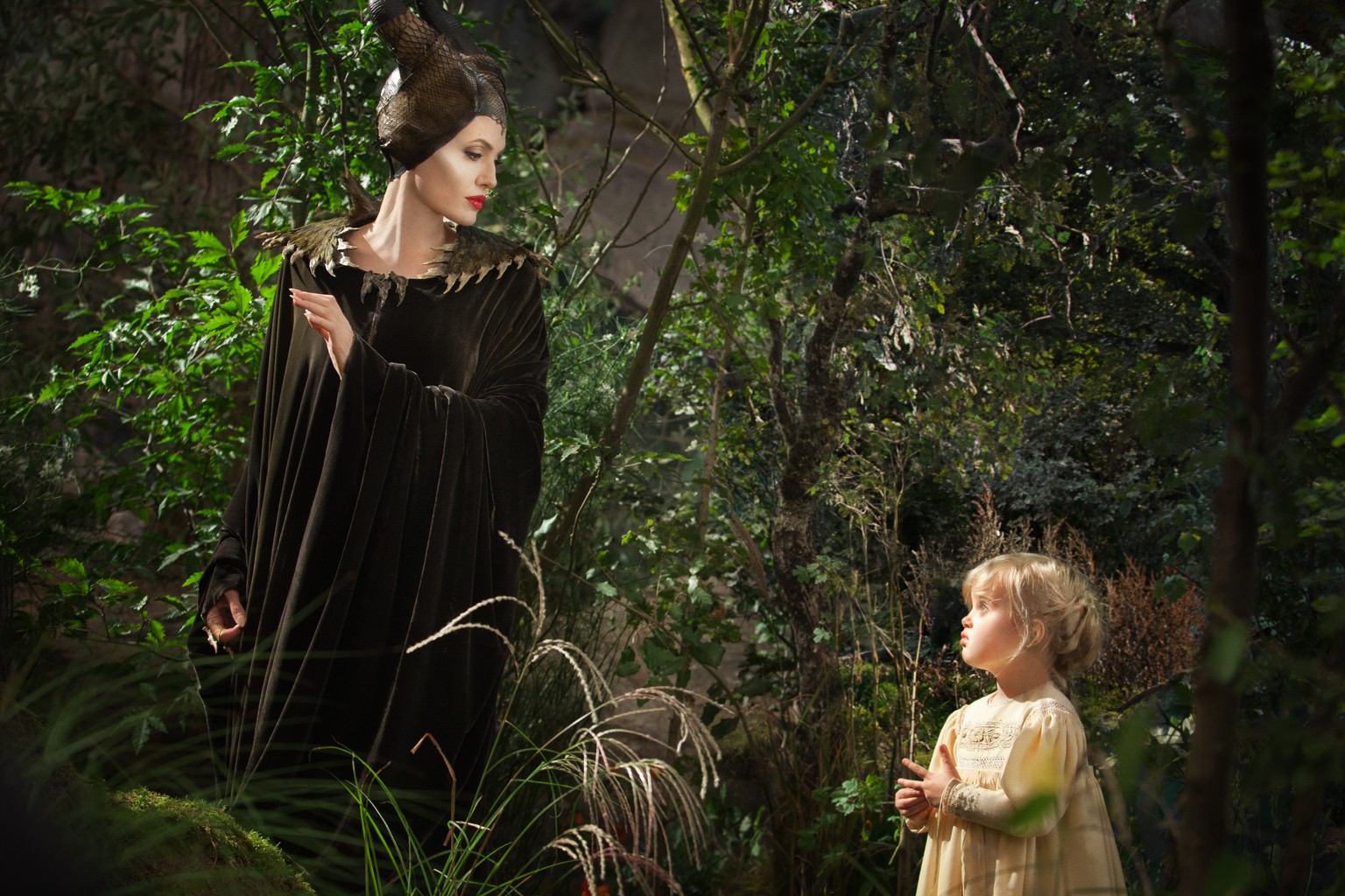 Links Angelina Jolie als Fee Maleficient und rechts ihre Tochter Vivienne als Prinzessin.