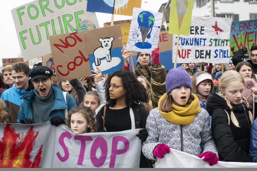 Menschen demonstrieren am schweizweiten Klimastreik gegen die Klimapolitik und fuer einen sicheren Klimaschutz am Samstag, 2. Februar 2019 in Zuerich. (KEYSTONE/Ennio Leanza)