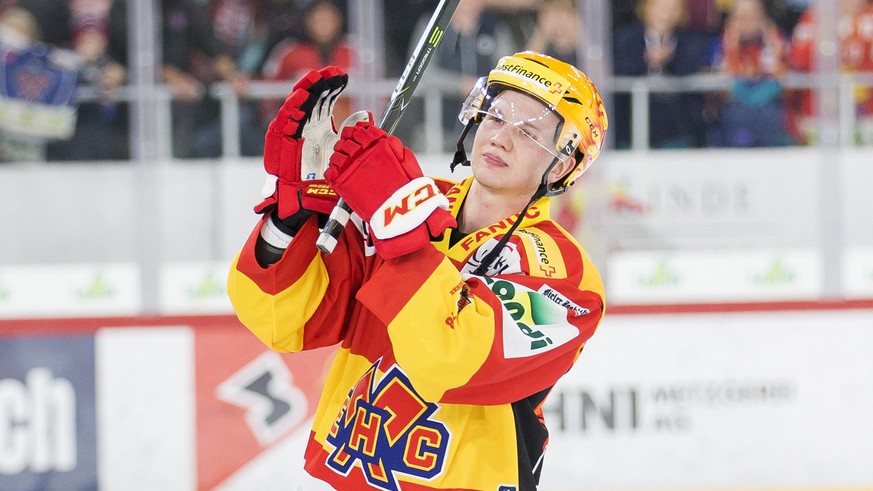 La joie du Top Scorer biennois Toni Rajala qui salue le public lors du match du championnat suisse de hockey sur glace de National League entre le HC Bienne et le Geneve Servette HC ce samedi, 16 sept ...