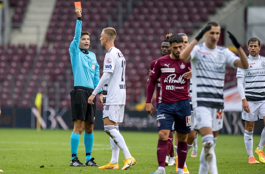 L&#039;arbitre Luca Piccolo, gauche donne un carton rouge au joueur du club Balois Jasper van der Werff, droite, lors de la rencontre de football de Super League entre le Geneve Servette FC et le FC B ...