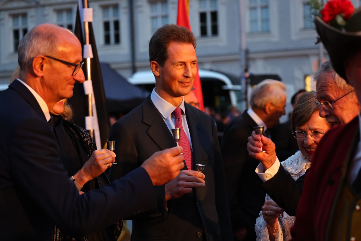 epa13205451 Alois, Hereditary Prince of Liechtenstein (C) toasts with Governor of Tyrol Anton Mattle (L) and Austrian Federal President Alexander Van der Bellen (R) during a reception at the Imperial  ...