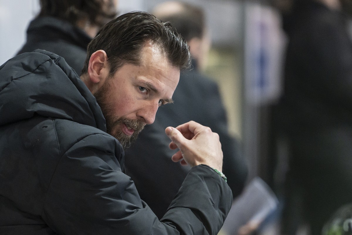 Olten Headcoach Lars Leuenberger gibt seinem Unmut Ausdruck, im vierten Spiel des Eishockey Playoff Finals der Swiss League zwischen dem EHC Olten und dem HC La Chaux-de-Fonds auf der Eisbahn Kleinhol ...
