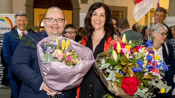 Die neugewaehlten Regierungsraete Armin Hartmann, SVP, links, und Ylfete Fanaj, SP, feiern den Einzug in die Regierung anlaesslich dem zweiten Wahlgang der Regierungsratswahlen im Kanton Luzern am Son ...