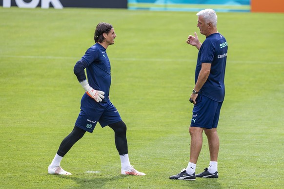epa09298543 Switzerland&#039;s head coach Vladimir Petkovic (R) gives instructions to goalkeeper Yann Sommer (L) during their team&#039;s training session at the Tre Fontane sports centre in Rome, Ita ...