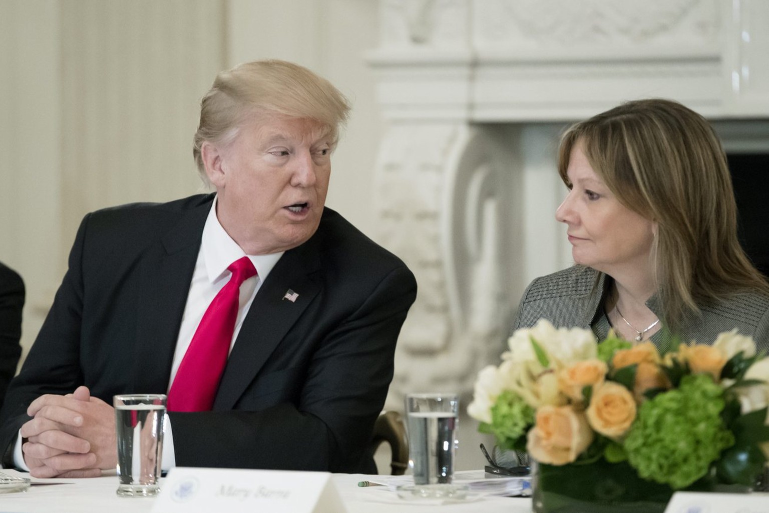 GM-Chefin Mary Barra (r.) bei einem Treffen mit Donald Trump im Februar 2017.