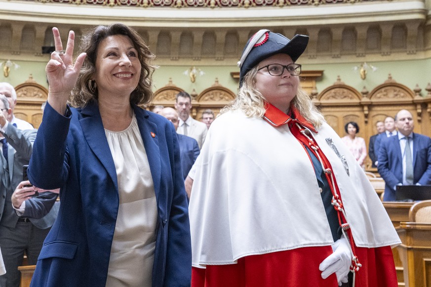 Roberta Soldati, SVP-TI, links, legt bei der Vereidigung neben Ratsweibelin Franziska Saurer den Eid ab, an der Herbstsession der Eidgenoessischen Raete, am Montag, 28. September 2026 im Nationalrat i ...