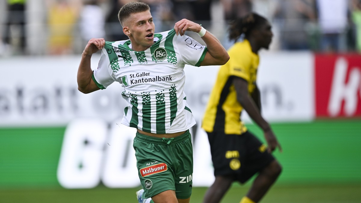 Christian Witzig (SG) bejubelt sein 4-0 im Fussball Meisterschaftsspiel der Swiss Super League zwischen dem FC St. Gallen und den BSC Young Boys, am Sonntag, 28. Juli 2024, im kybunpark in St. Gallen. ...