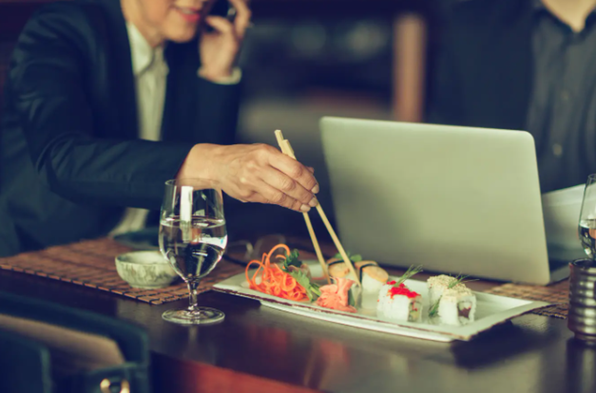 Business-Lunch im Sushi-Restaurant: Nicht immer werden Pausen zur Erholung genutzt.