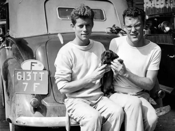 John F. Kennedy (links) und Lem Billings kaufen in Deutschland einen Dackel. Bald trennen sie sich wieder vom Vierbeiner: Kennedy reagierte allergisch auf ihn.
